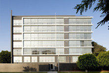 Edificio Multifamiliar Costa Blanca – Perú / Artadi Arquitectos