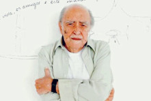 El arquitecto Oscar Niemeyer, condecorado con la Orden de las Artes y las Letras de España