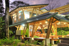 Casa Atrevida en Costa Rica por Luz de Piedra Arquitectos